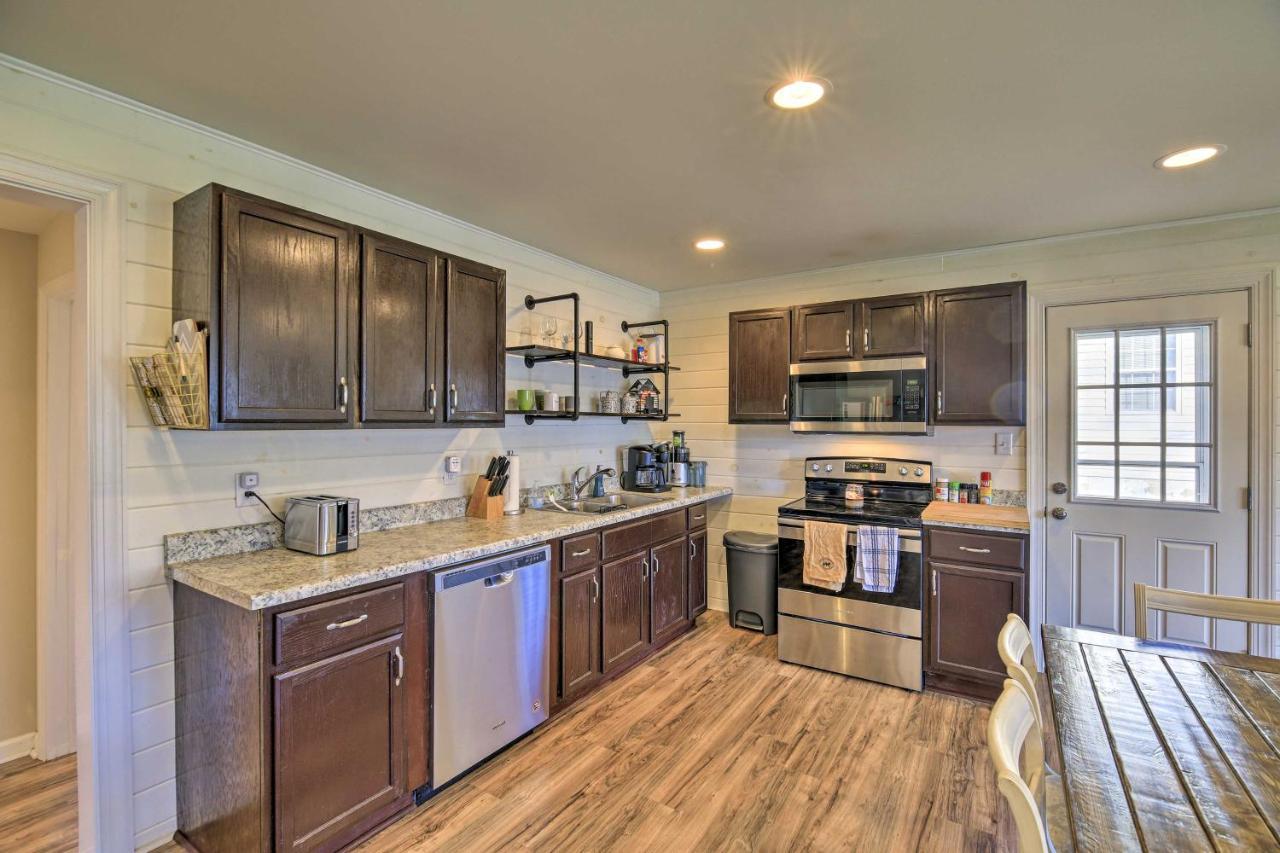 Cozy Bristol Home With Yard About 1 Mile To Downtown! エクステリア 写真