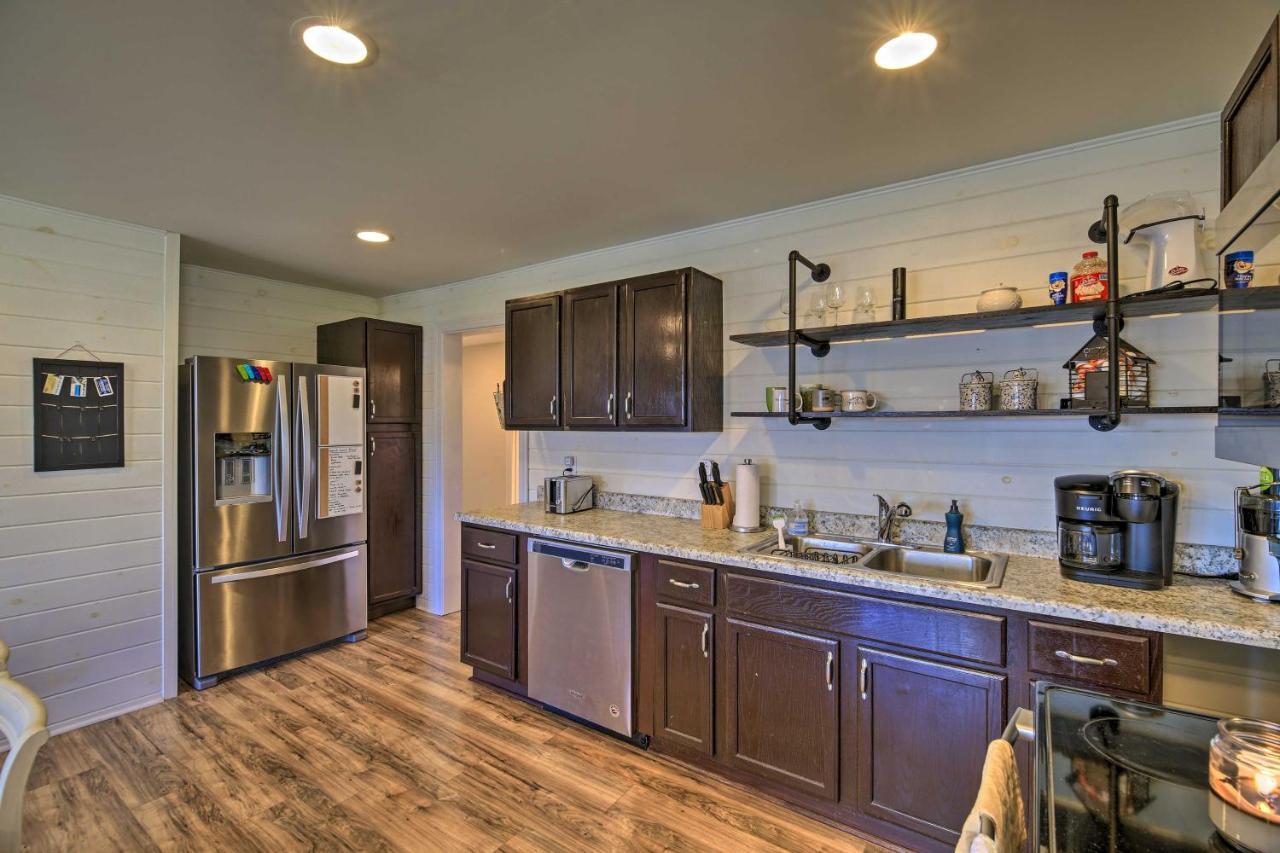 Cozy Bristol Home With Yard About 1 Mile To Downtown! エクステリア 写真