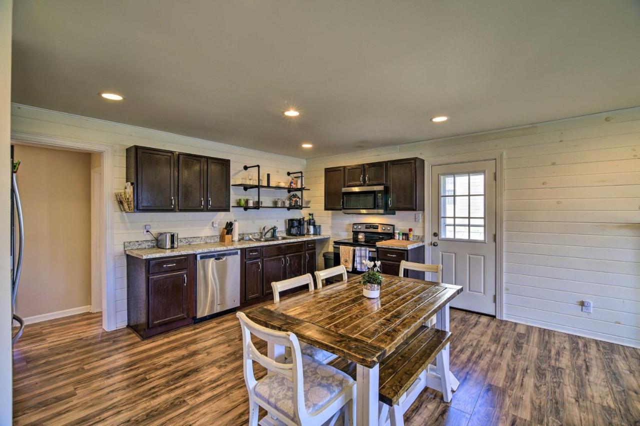 Cozy Bristol Home With Yard About 1 Mile To Downtown! エクステリア 写真