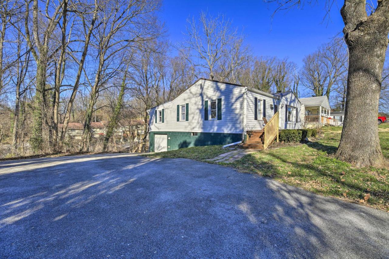 Cozy Bristol Home With Yard About 1 Mile To Downtown! エクステリア 写真