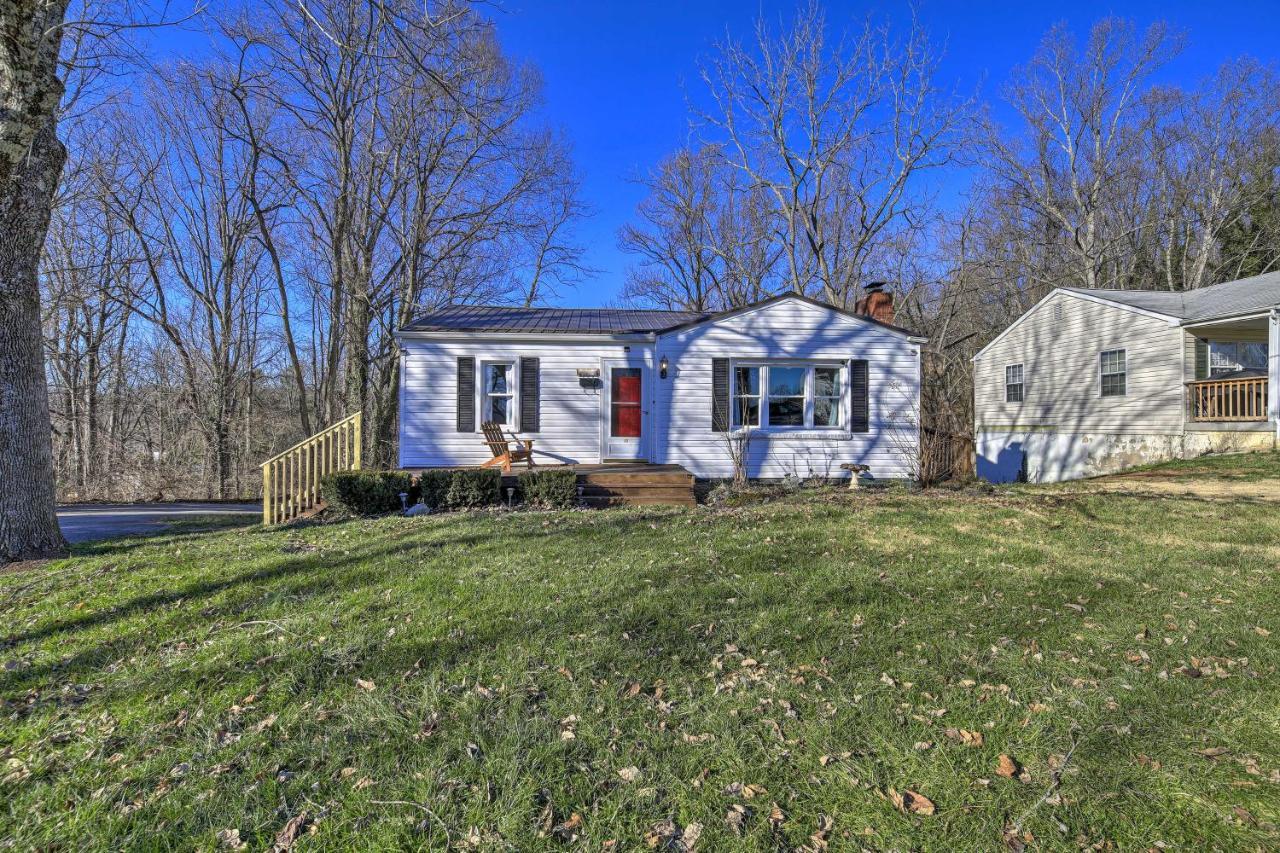 Cozy Bristol Home With Yard About 1 Mile To Downtown! エクステリア 写真